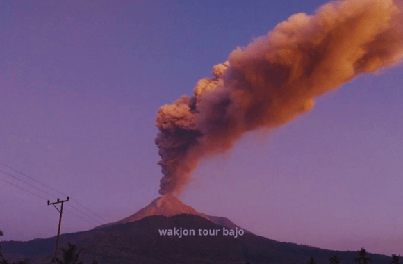 GUNUNG LEWOTOBI MELETUS, WISATA LABUAN BAJO TETAP AMAN UNTUK DIKUNJUNGI 1 Gunung Lewotobi