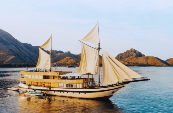 Kapal Phinisi Labuan Bajo: Mengarungi Laut Flores dengan Gaya Tradisional yang Elegan 2 Kapal Phinisi Labuan Bajo