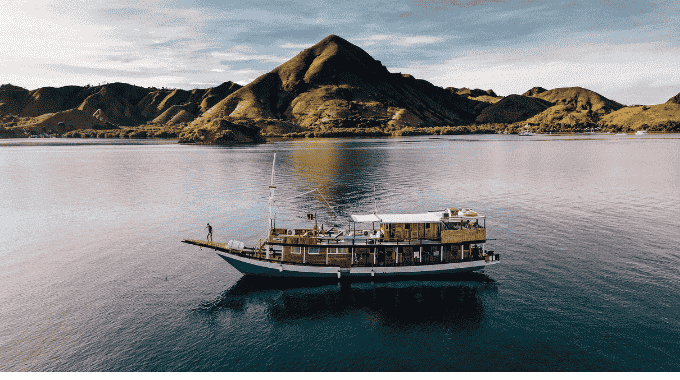 sewa kapal phinisi deluxe labuan bajo
