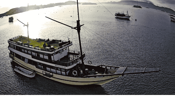 sewa kapal phinisi deluxe labuan bajo